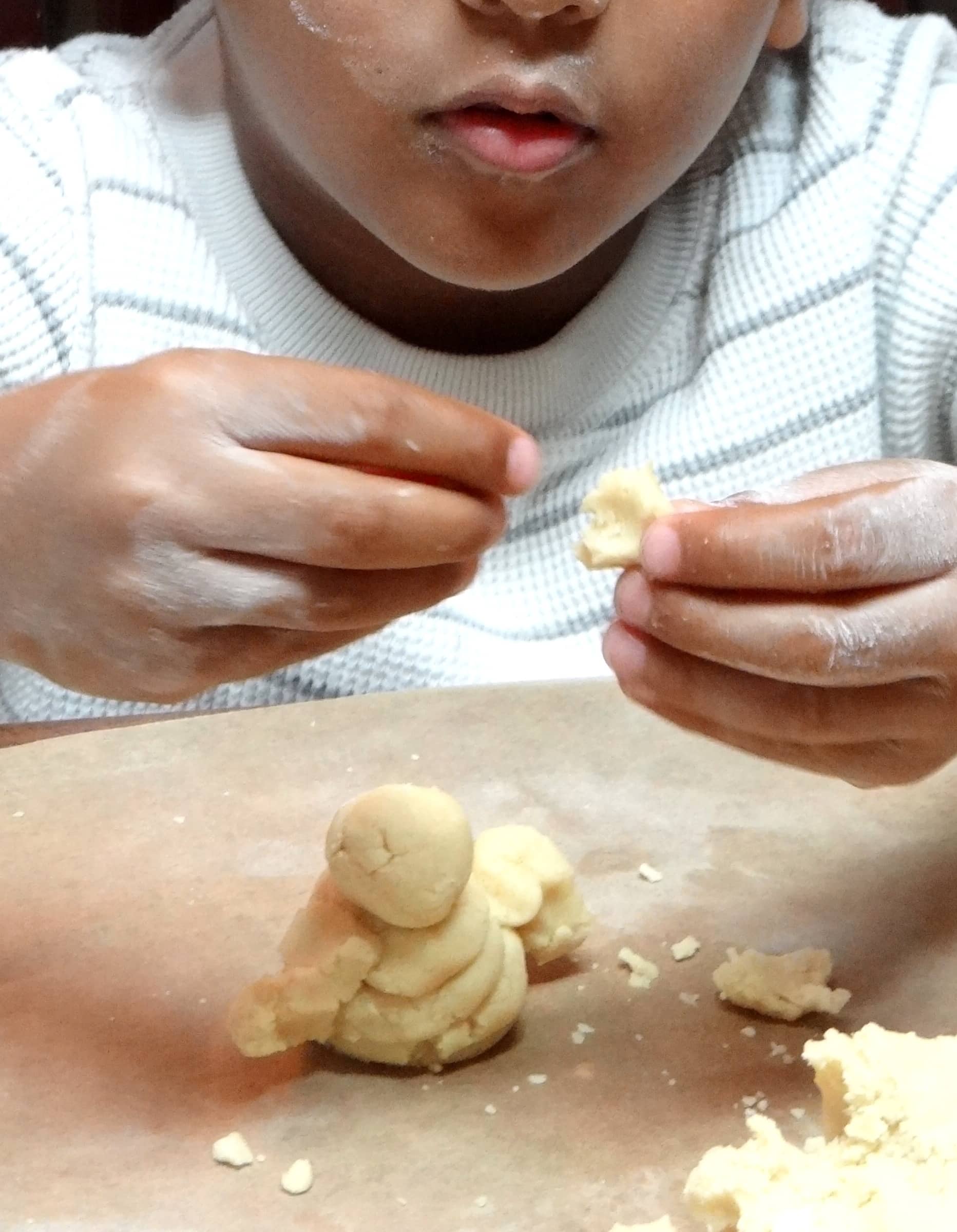 Child molding cookies