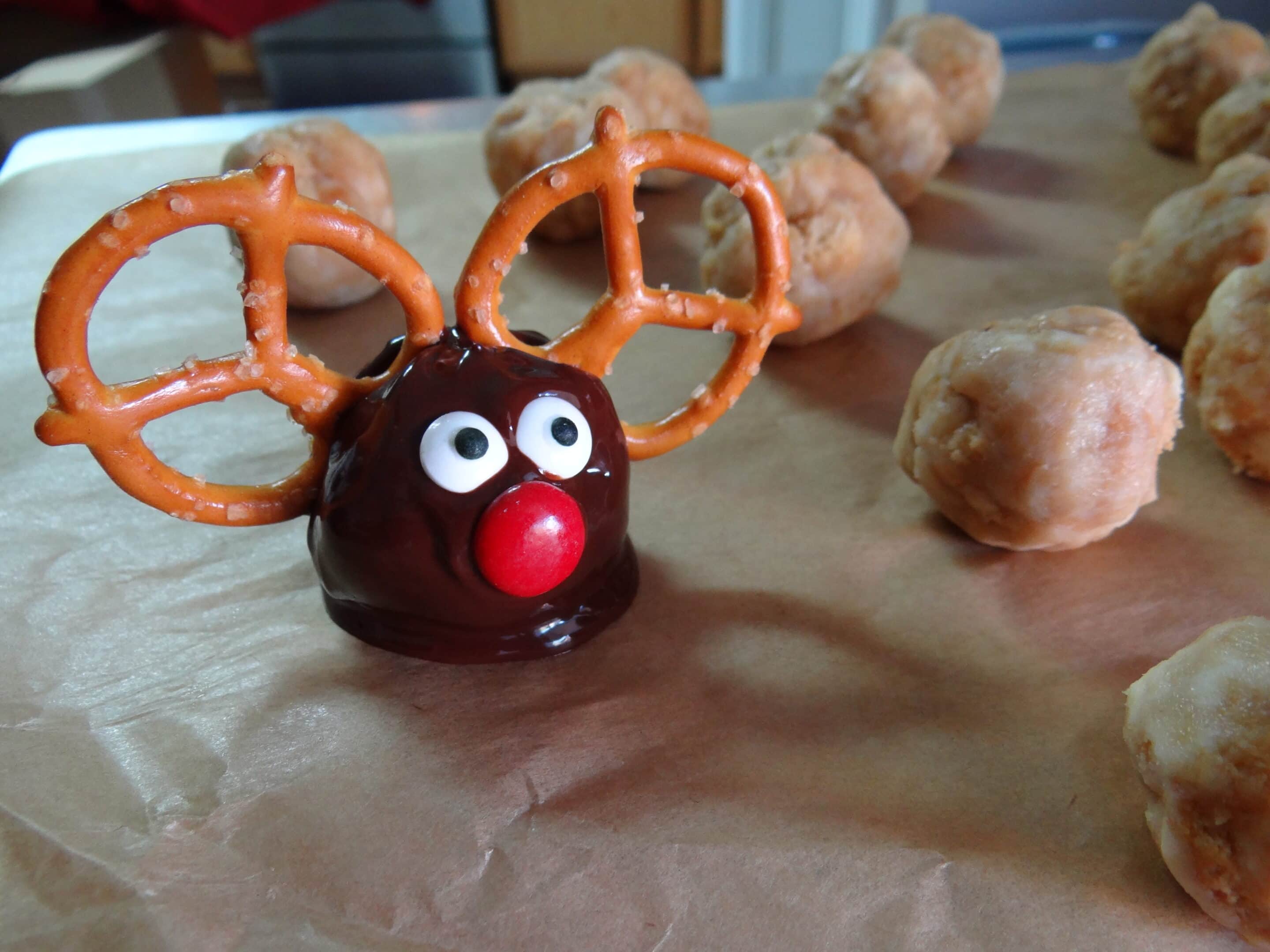 These OREO Reindeer Balls Are Easy No Bake Christmas Treats