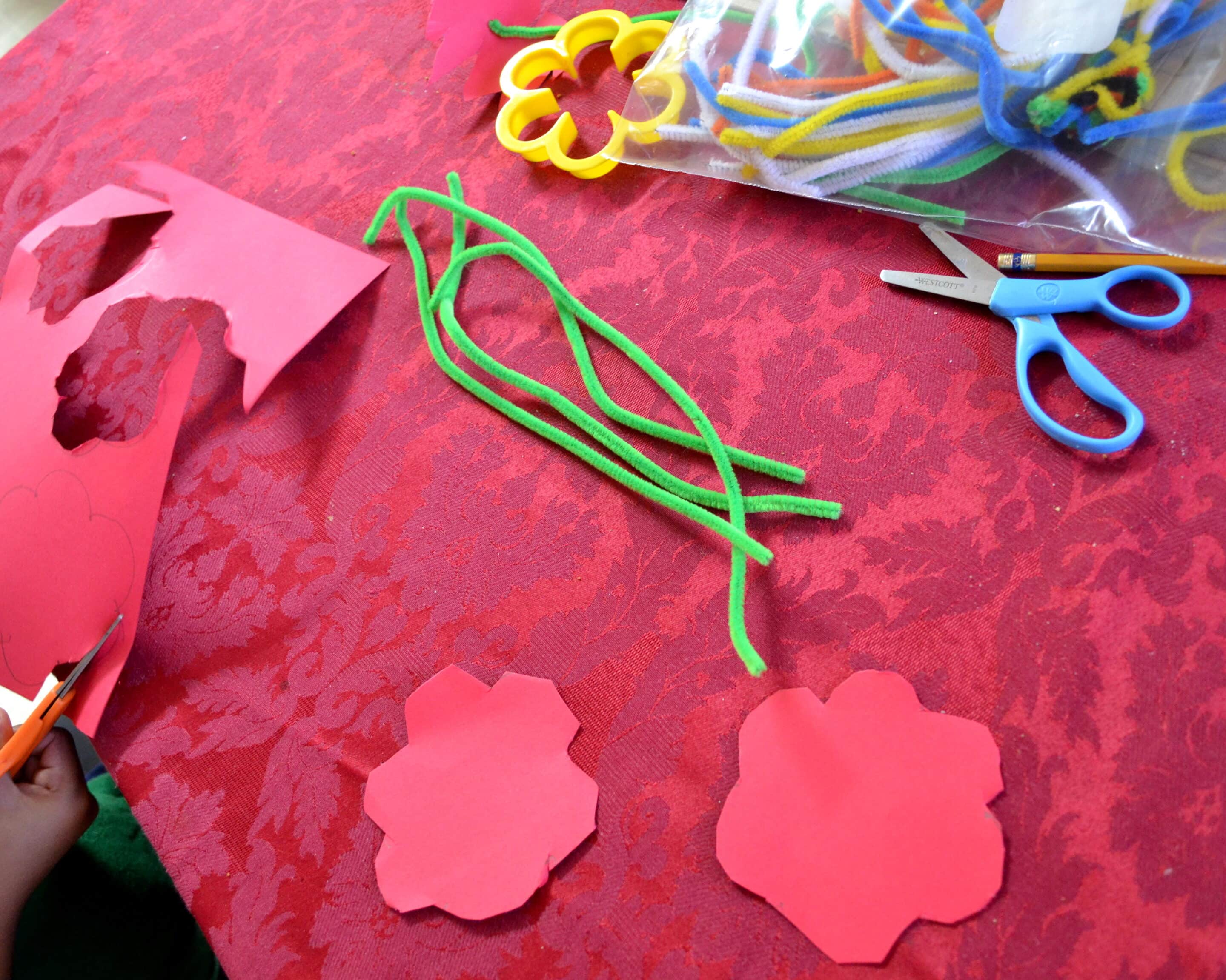 Simple Pipe Cleaner Flowers Kids Craft - Messy Momma Crafts