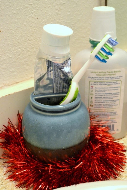 5 easy ways to decorate your bathroom for Christmas MommySnippets.com #Sponsored #HostingHacks #Cbias (40)