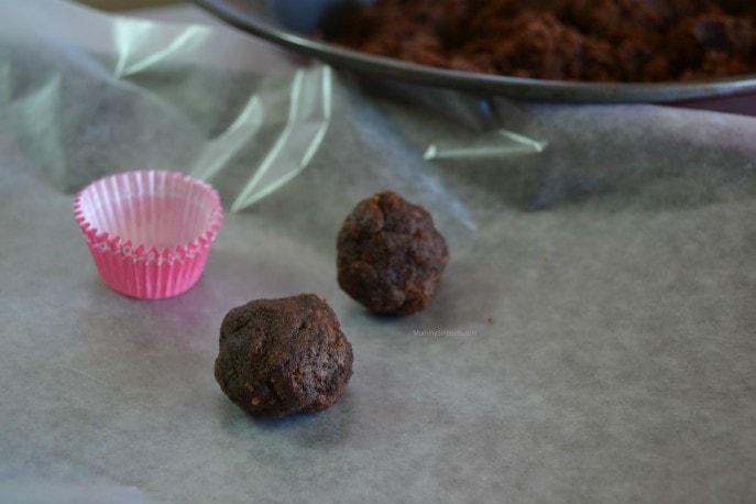 How to make the best cake balls- MommySnippets.com (3 ingredient cookie butter cake balls recipe) (1)