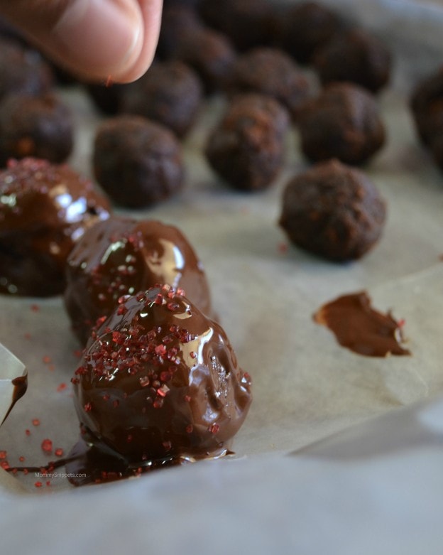 How to make the best cake balls- MommySnippets.com (3 ingredient cookie butter cake balls recipe) (8)