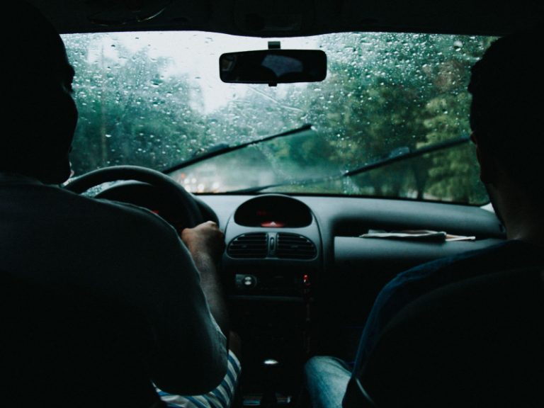 10 ways to drive safely when it’s raining