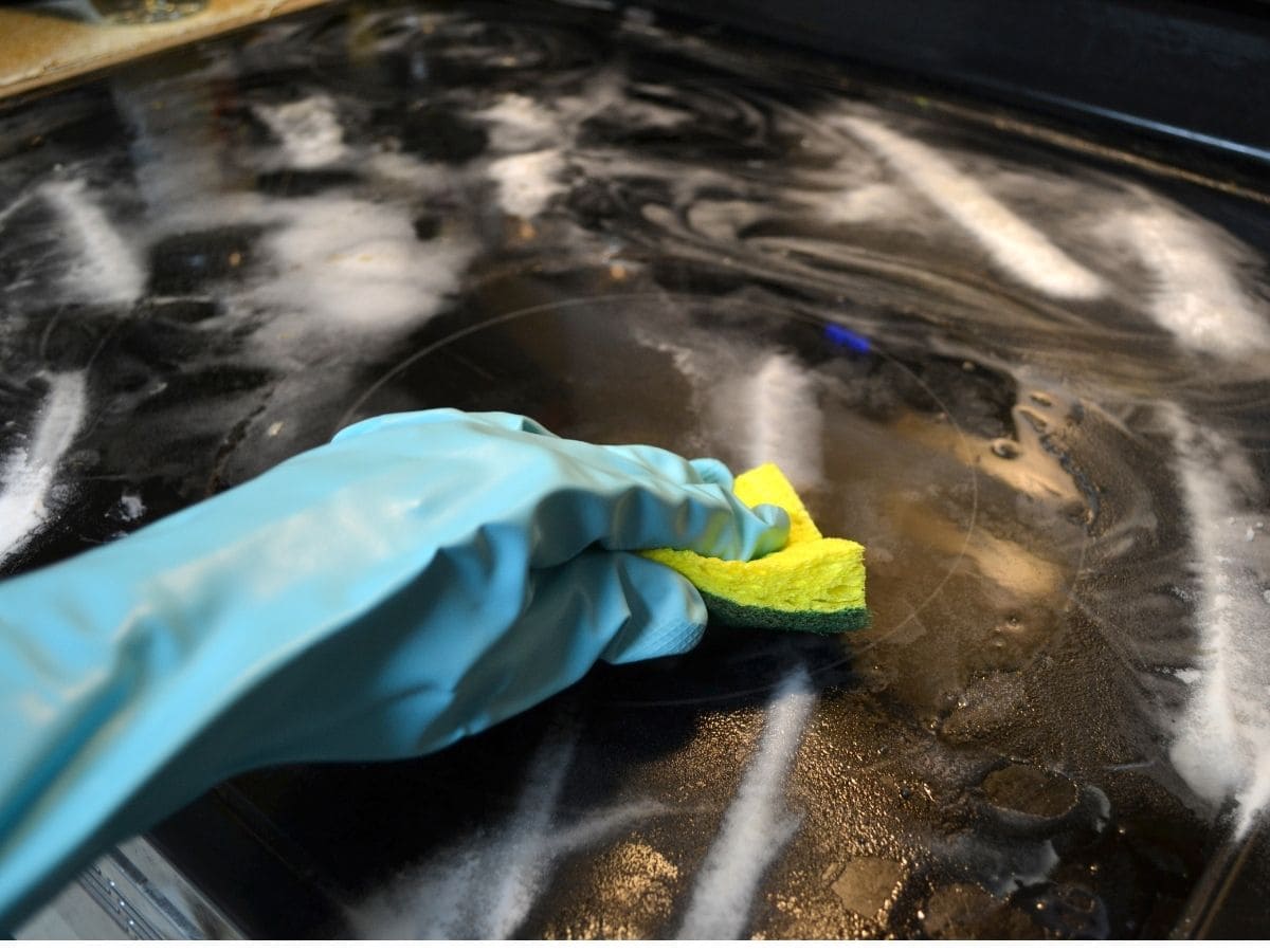 clean glass stove top with baking soda and vinegar