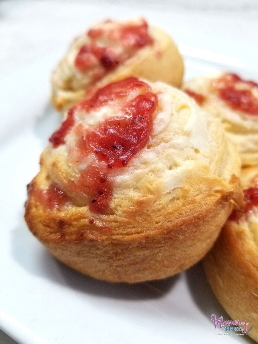 4 ingredient Strawberry Danish- easy 20 minute breakfast recipe