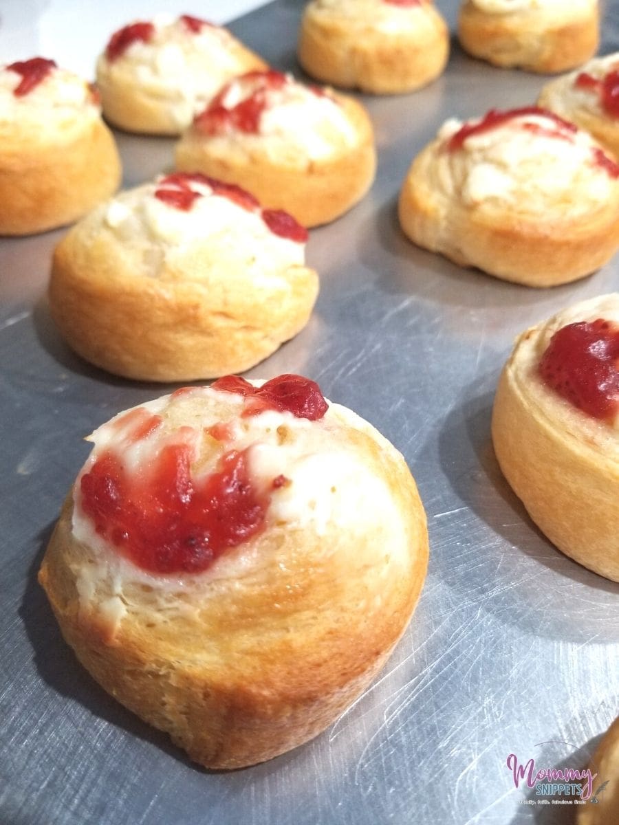 4 ingredient Strawberry Danish- easy 20 minute breakfast recipe