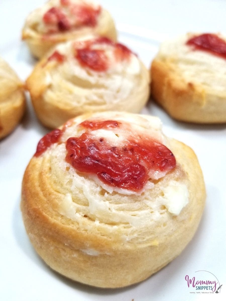 4 ingredient Strawberry Danish- easy 20 minute breakfast recipe