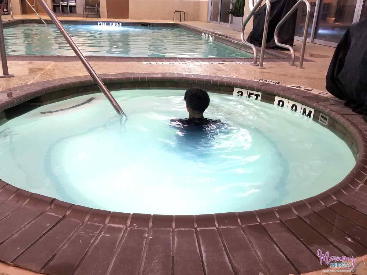 swimming pool and jacuzzi at the Embassy Suites by Hilton Houston Energy Corridor