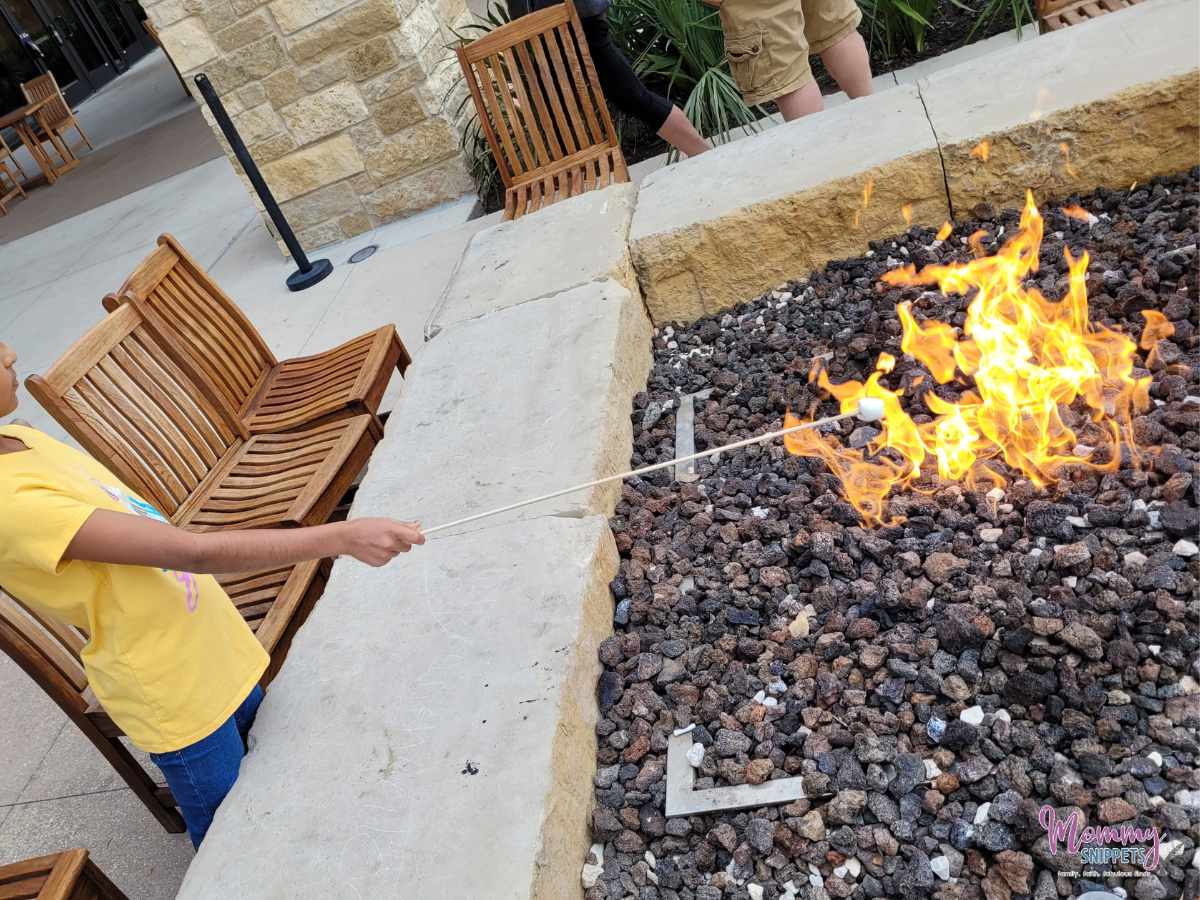 Making s'mores African art around Kalahari Resorts-Round Rock 